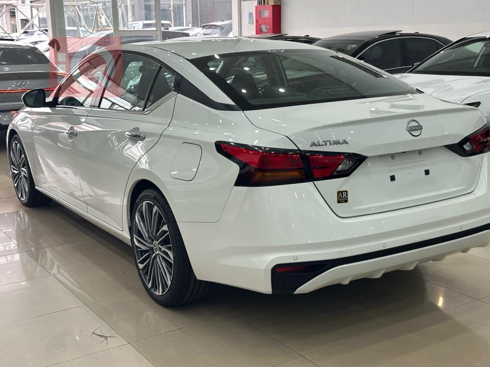 نيسان ألتيما